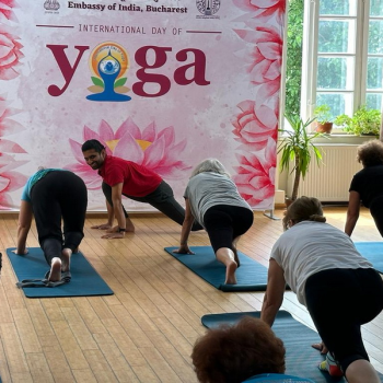 O nouă sesiune Yoga la Conac – vârstnicii din Sectorul 6 deprind tainele unei vechi discipline indiene